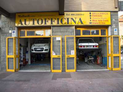Per la nostra ultima tappa ci spostiamo nel rione Japigia. Qui, alla fine di viale Japigia, prima che diventi via Gentile, si trova dal 1970 l�officina Mallardi